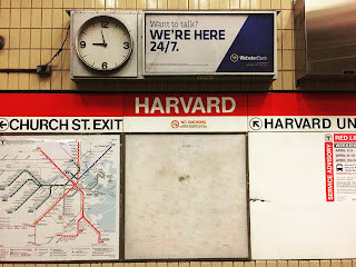 ボストンの地下鉄Harvard駅の看板と路線図
